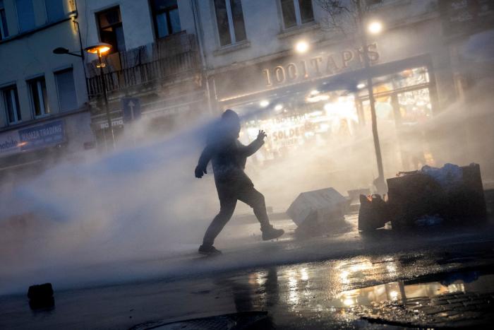 Apedrean el coche del rey de Bélgica durante una protesta contra la brutalidad policial