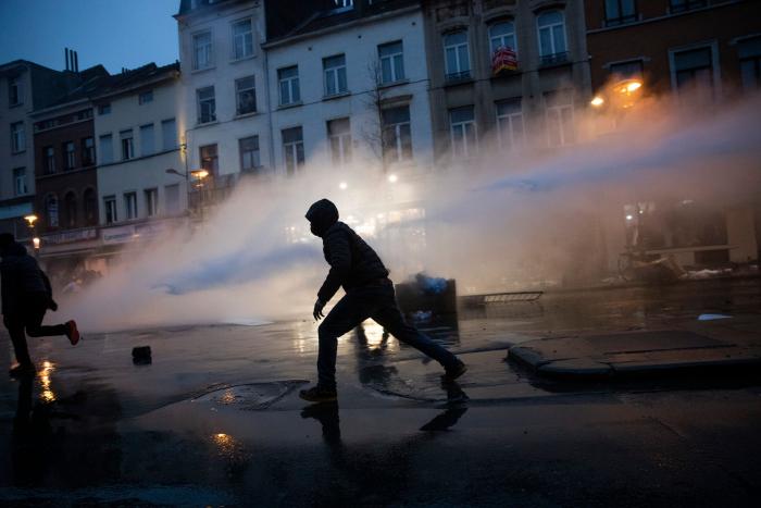 Apedrean el coche del rey de Bélgica durante una protesta contra la brutalidad policial