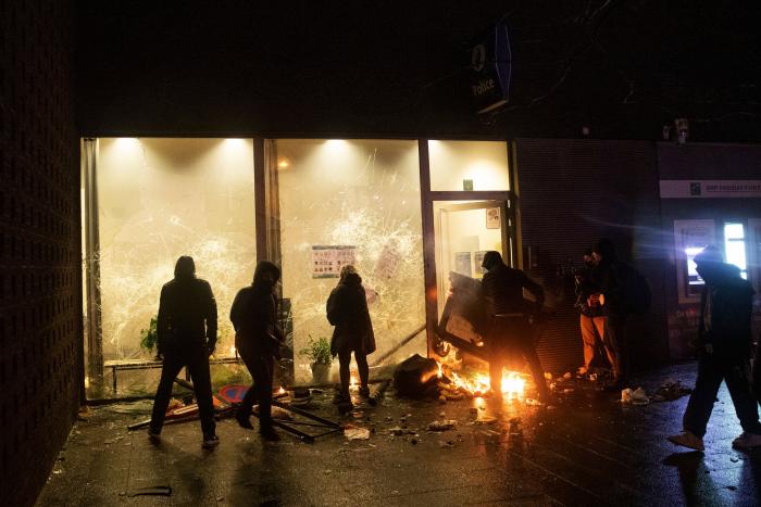 Apedrean el coche del rey de Bélgica durante una protesta contra la brutalidad policial