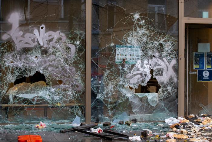 Apedrean el coche del rey de Bélgica durante una protesta contra la brutalidad policial