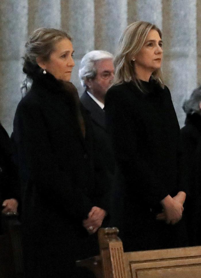 La infanta Cristina asiste a la misa por don Juan que presiden los reyes