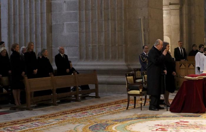 La infanta Cristina asiste a la misa por don Juan que presiden los reyes