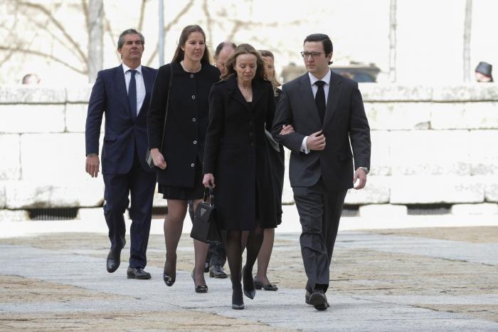 La infanta Cristina asiste a la misa por don Juan que presiden los reyes