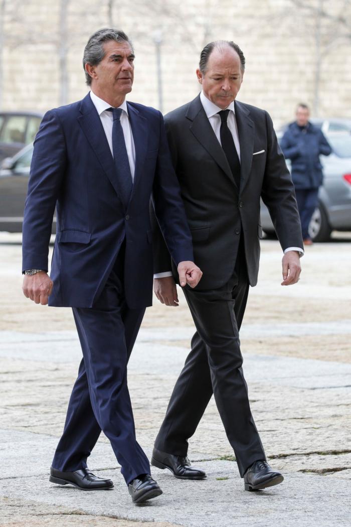 La infanta Cristina asiste a la misa por don Juan que presiden los reyes