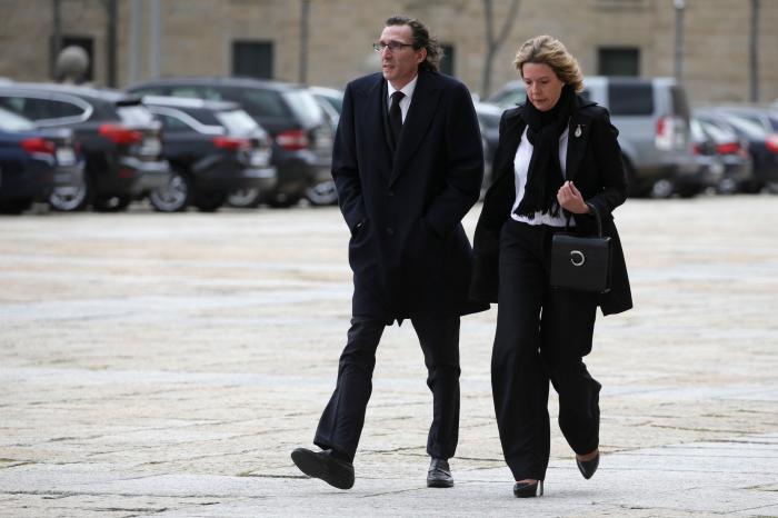 La infanta Cristina asiste a la misa por don Juan que presiden los reyes