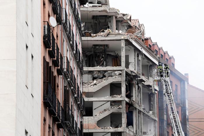 "Estaba comiendo y ha explotado la pared... todo humo y escombros"