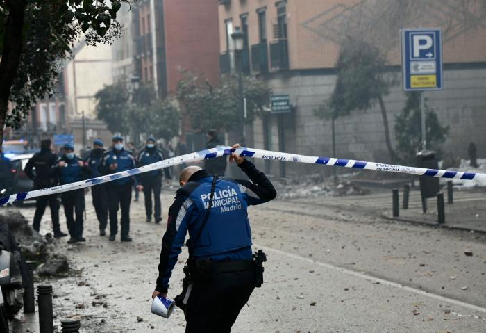 "Estaba comiendo y ha explotado la pared... todo humo y escombros"