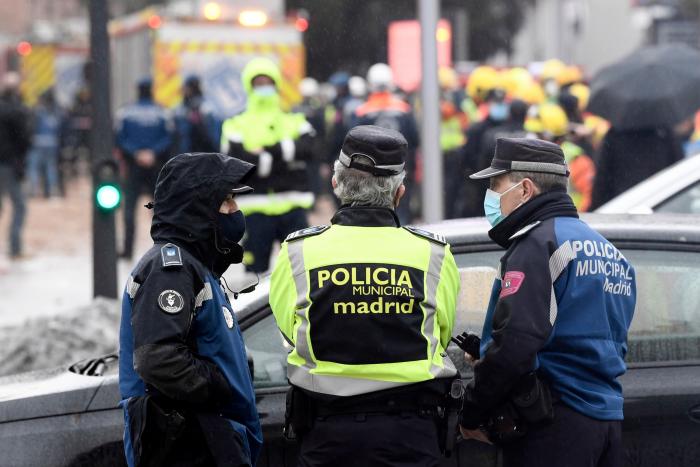 "Estaba comiendo y ha explotado la pared... todo humo y escombros"