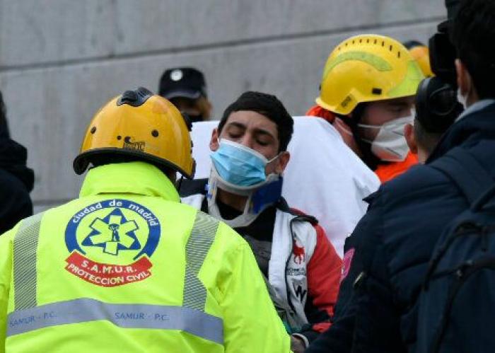 "Estaba comiendo y ha explotado la pared... todo humo y escombros"