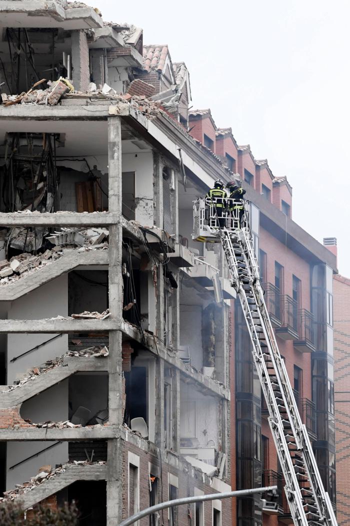 "Estaba comiendo y ha explotado la pared... todo humo y escombros"