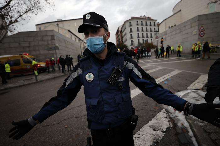 "Estaba comiendo y ha explotado la pared... todo humo y escombros"