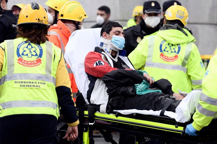 "Estaba comiendo y ha explotado la pared... todo humo y escombros"