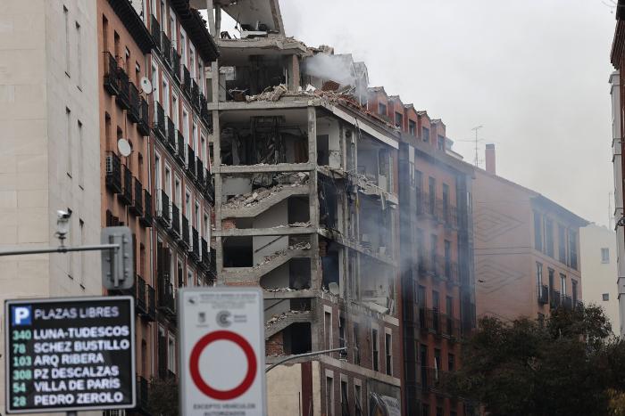 "Estaba comiendo y ha explotado la pared... todo humo y escombros"