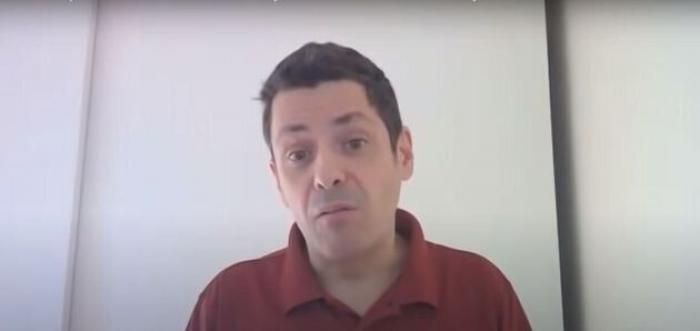 El médico César Carballo se muestra crítico con Fernando Simón y le define con una sola palabra