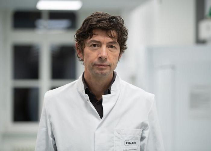 El médico César Carballo se muestra crítico con Fernando Simón y le define con una sola palabra