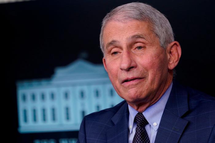 El médico César Carballo se muestra crítico con Fernando Simón y le define con una sola palabra