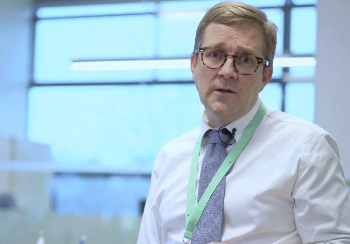 El médico César Carballo se muestra crítico con Fernando Simón y le define con una sola palabra