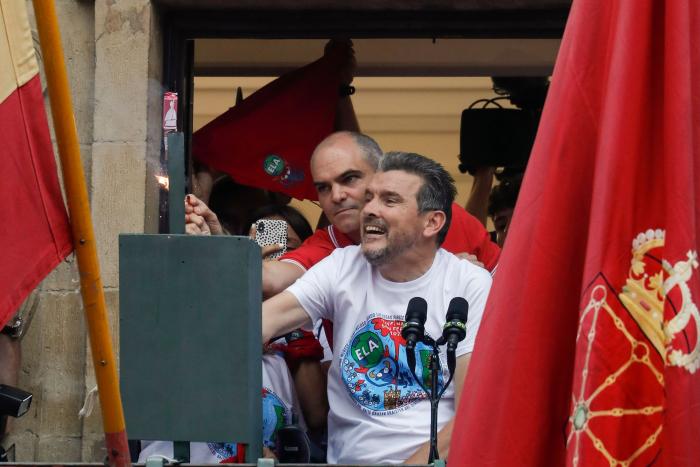 Vuelven los sanfermines tras dos años: Unzué dedica el chupinazo a los sanitarios y enfermos de ELA