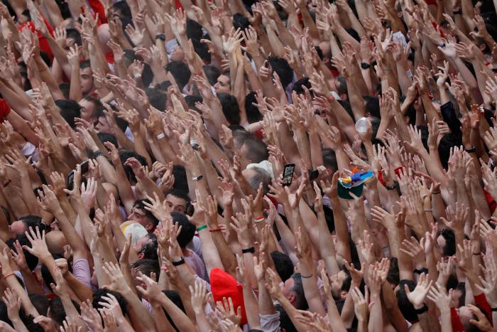 Vuelven los sanfermines tras dos años: Unzué dedica el chupinazo a los sanitarios y enfermos de ELA