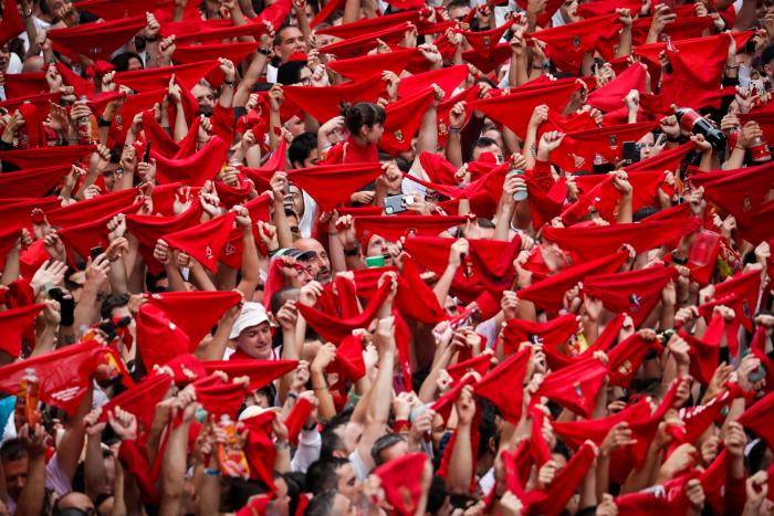 Vuelven los sanfermines tras dos años: Unzué dedica el chupinazo a los sanitarios y enfermos de ELA