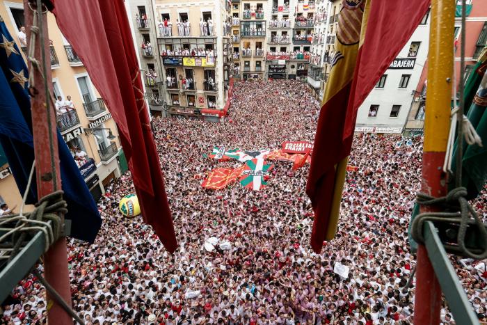 Vuelven los sanfermines tras dos años: Unzué dedica el chupinazo a los sanitarios y enfermos de ELA
