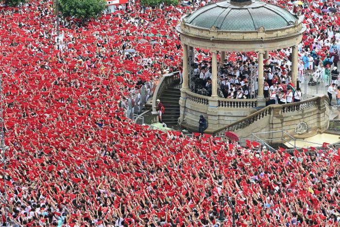 Vuelven los sanfermines tras dos años: Unzué dedica el chupinazo a los sanitarios y enfermos de ELA