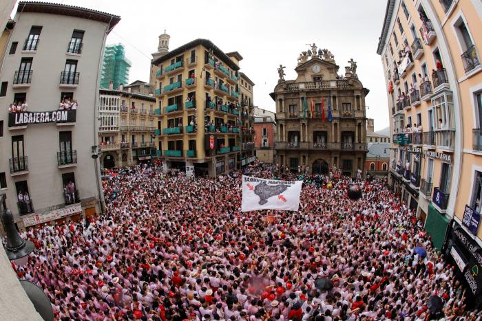 Vuelven los sanfermines tras dos años: Unzué dedica el chupinazo a los sanitarios y enfermos de ELA