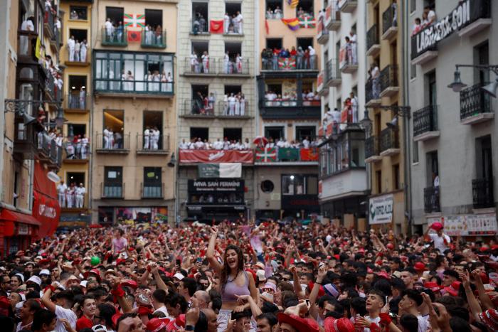 Vuelven los sanfermines tras dos años: Unzué dedica el chupinazo a los sanitarios y enfermos de ELA