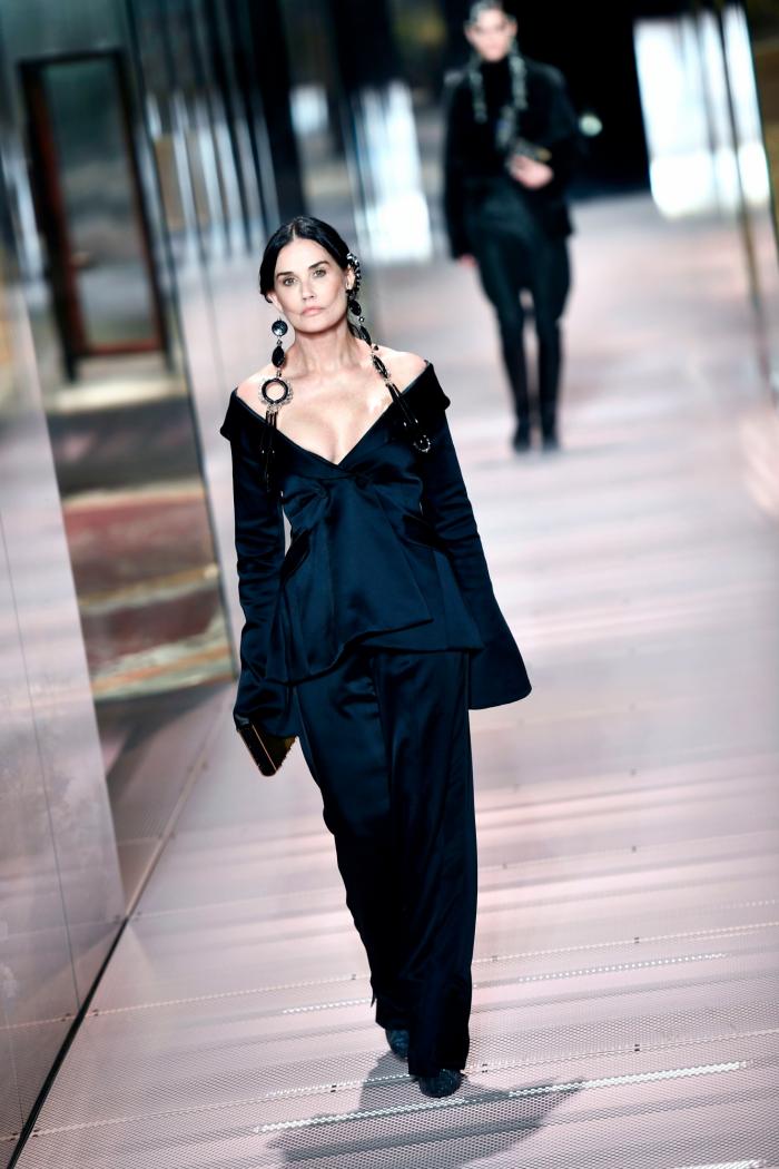 Demi Moore desfila en París con nuevo rostro