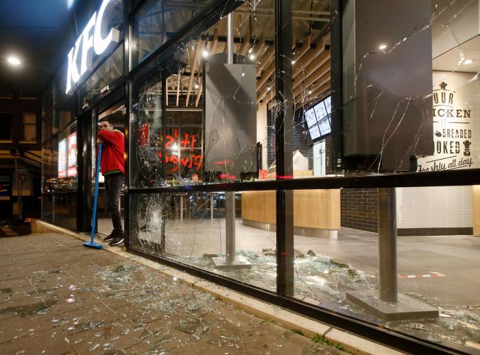 Países Bajos: las razones de la insólita violencia contra el toque de queda