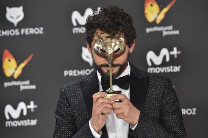 12 maneras de posar con un Premio Feroz: las fotos de los ganadores