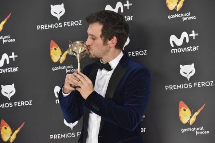 12 maneras de posar con un Premio Feroz: las fotos de los ganadores