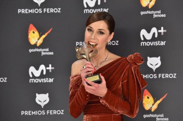 12 maneras de posar con un Premio Feroz: las fotos de los ganadores