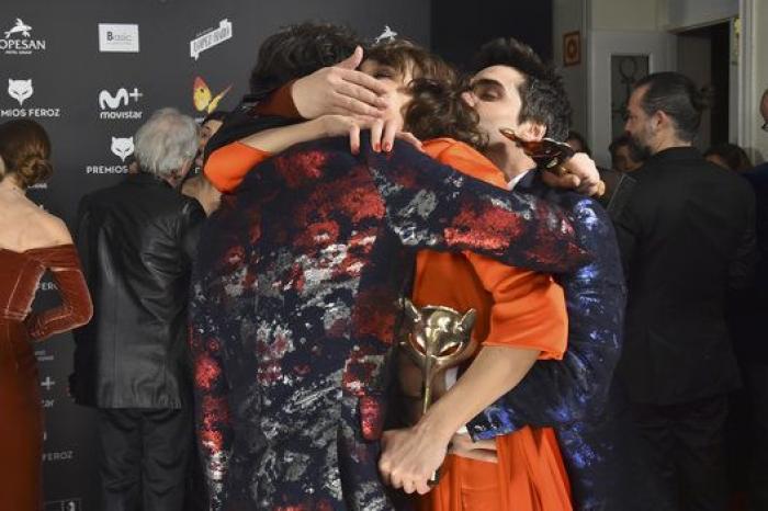 12 maneras de posar con un Premio Feroz: las fotos de los ganadores