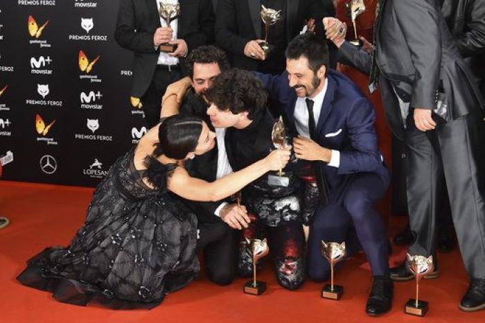 12 maneras de posar con un Premio Feroz: las fotos de los ganadores