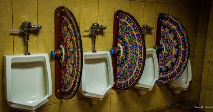 Para no echar gota: los urinarios más extraños (FOTOS)