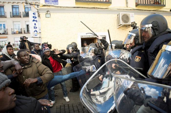 El cónsul de Senegal, evacuado por la policía en medio de fuertes disturbios en Lavapiés