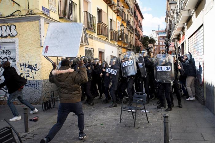 El cónsul de Senegal, evacuado por la policía en medio de fuertes disturbios en Lavapiés