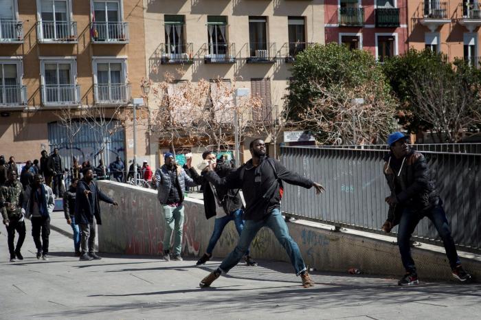 El cónsul de Senegal, evacuado por la policía en medio de fuertes disturbios en Lavapiés