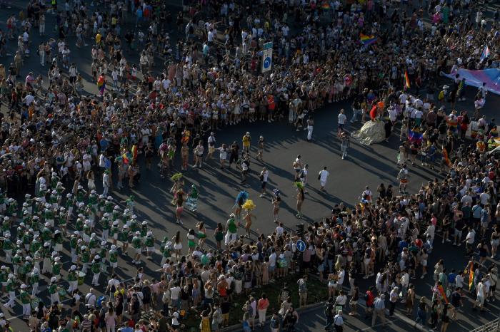 Cesar Carballo zanja su polémica sobre el Orgullo con este vídeo junto a Alfredo Corell
