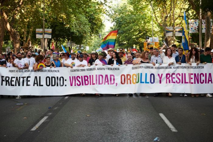 Cesar Carballo zanja su polémica sobre el Orgullo con este vídeo junto a Alfredo Corell