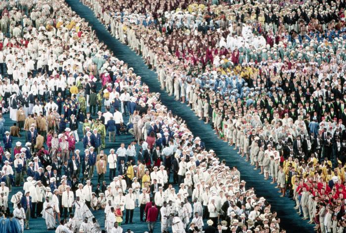 Caos en El Prat: dos horas de cola, huelga de taxis y vuelos perdidos
