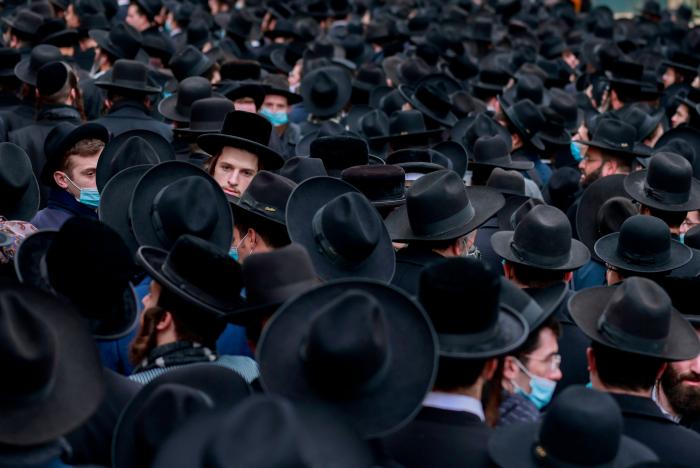 Miles de ultraortodoxos violan el confinamiento en el funeral de un rabino en Jerusalén
