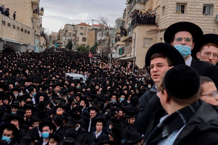 Miles de ultraortodoxos violan el confinamiento en el funeral de un rabino en Jerusalén