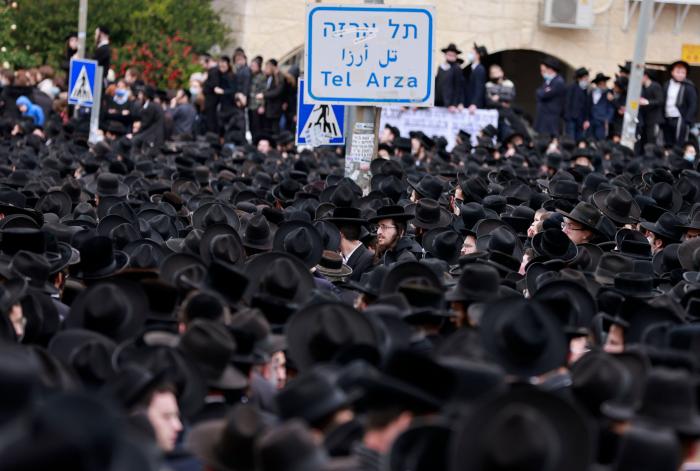 Miles de ultraortodoxos violan el confinamiento en el funeral de un rabino en Jerusalén