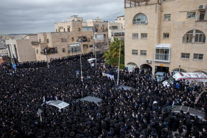 Miles de ultraortodoxos violan el confinamiento en el funeral de un rabino en Jerusalén
