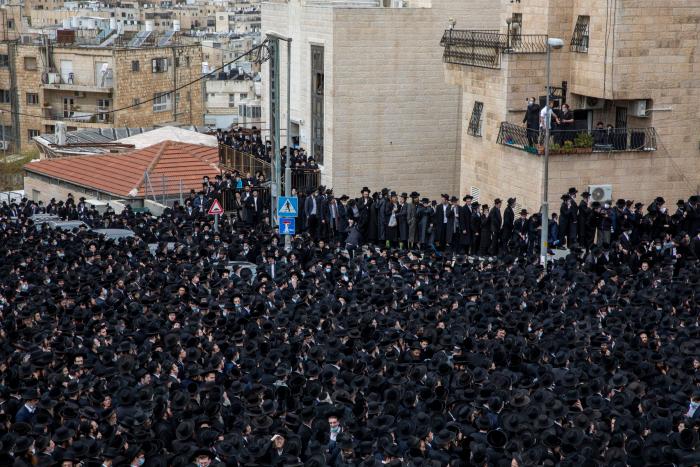 Miles de ultraortodoxos violan el confinamiento en el funeral de un rabino en Jerusalén