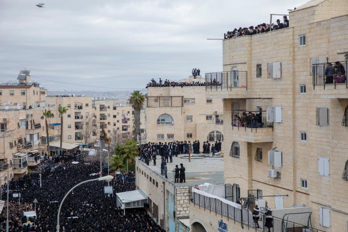 Miles de ultraortodoxos violan el confinamiento en el funeral de un rabino en Jerusalén