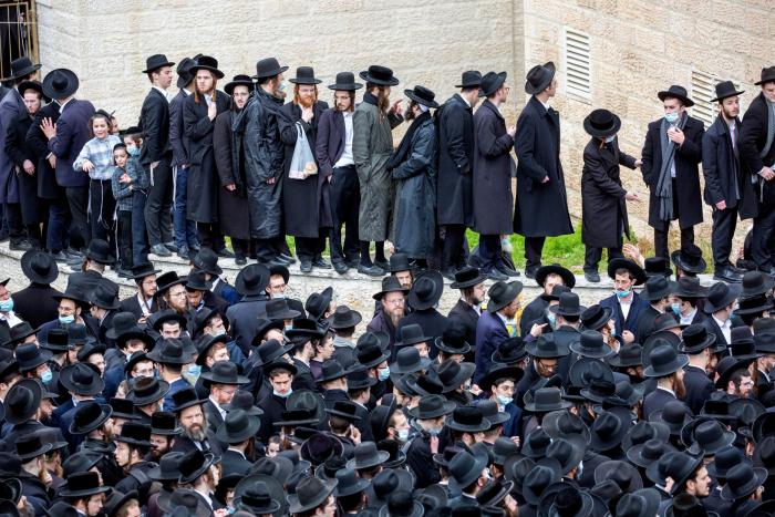 Miles de ultraortodoxos violan el confinamiento en el funeral de un rabino en Jerusalén