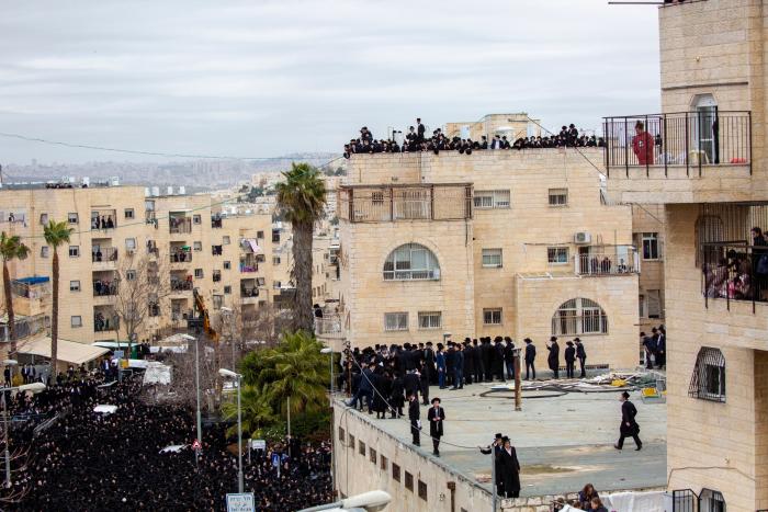 Miles de ultraortodoxos violan el confinamiento en el funeral de un rabino en Jerusalén
